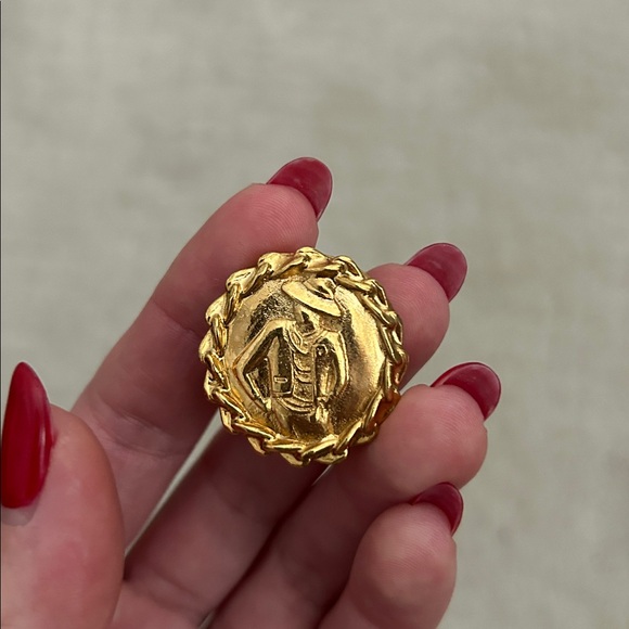 CHANEL Vintage Gold Medallion Clip-On Earrings - Picture 3 of 4